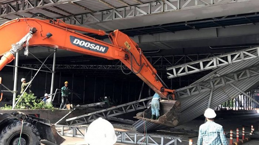 Roof collapse causes traffic jams at Thu Thiem tunnel 
