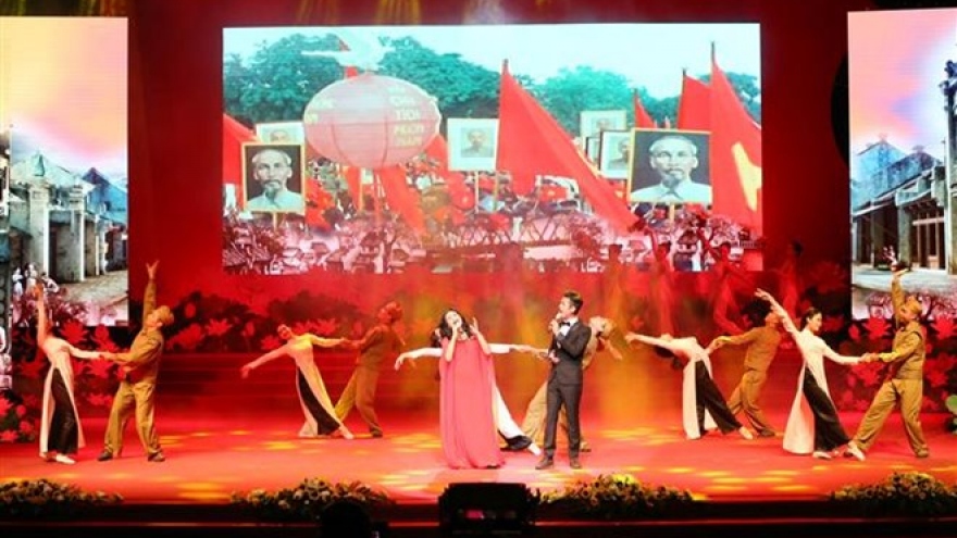 Art performance pays tribute to martyrs, invalids