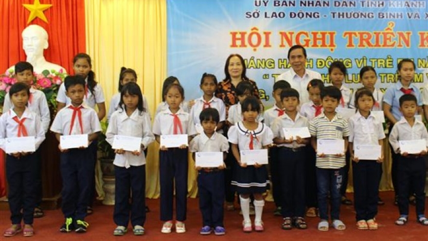 Children in HCM City, Khanh Hoa receive gifts for Children’s Day