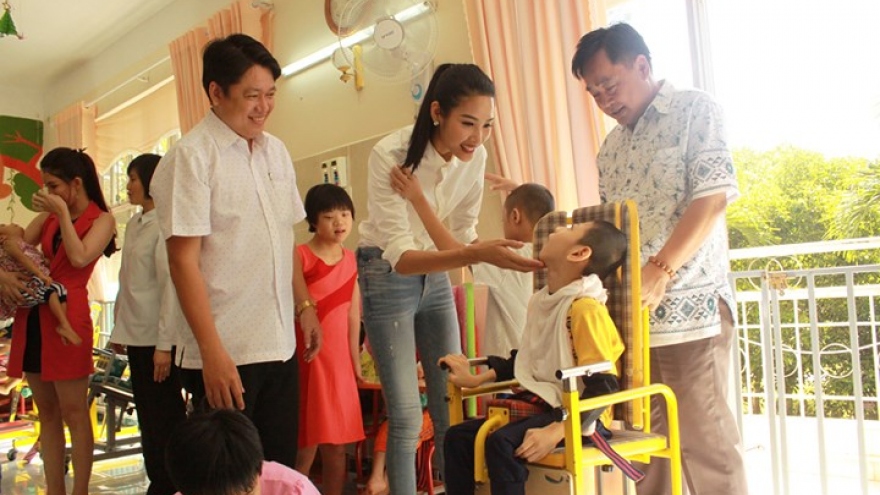 Hoang Thuy visits Thien Phuoc Center for disabled children 