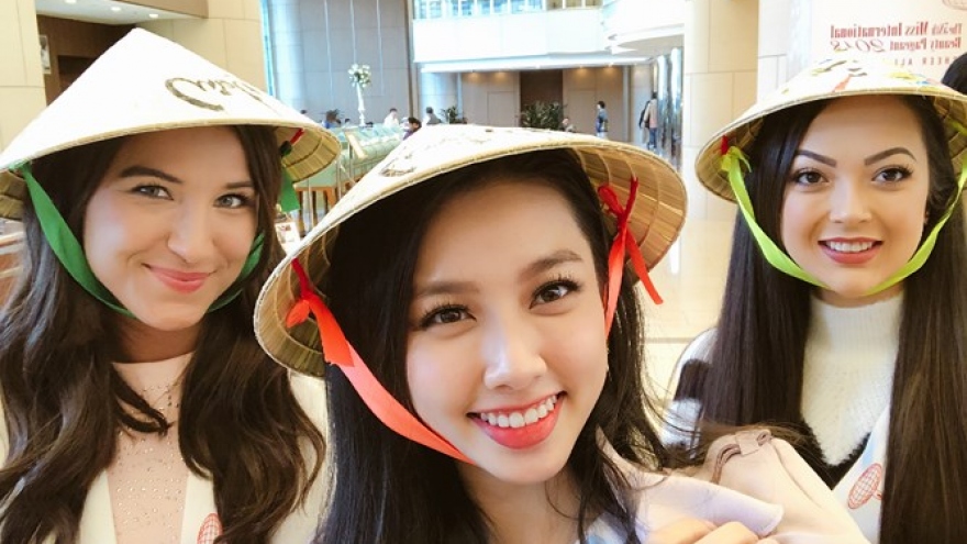 Thuy Tien presents “non la” to Miss International’s contestants