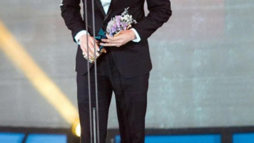 Vietnamese singer wins Asia Model Awards 2017