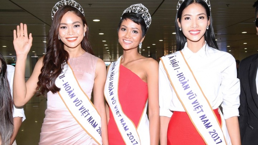 Crowds of fans greet Miss Universe Vietnam at airport