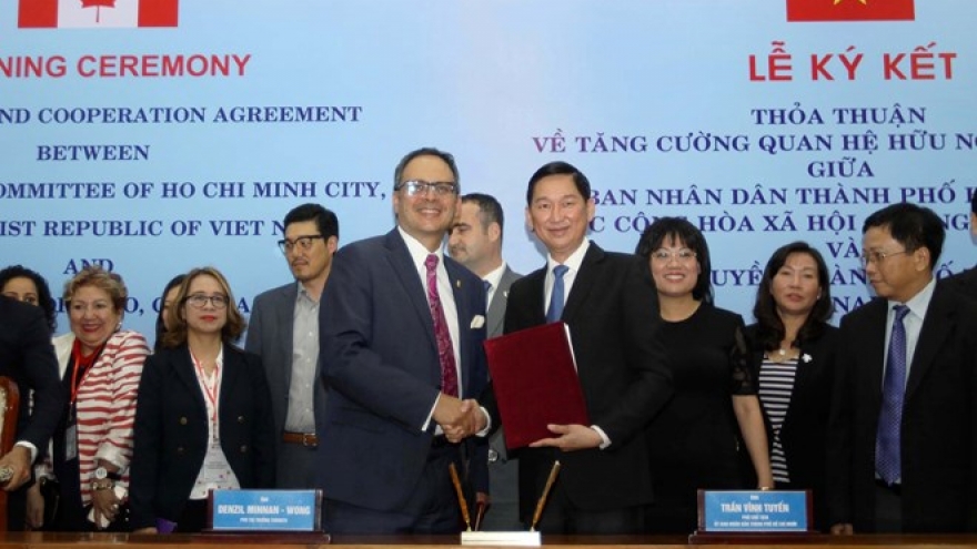 HCM City, Toronto ink deal to boost cooperation