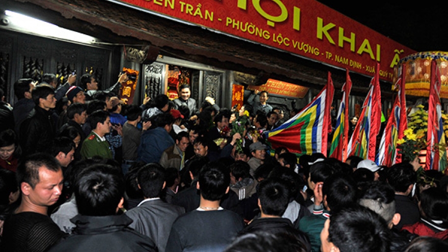 Thousands flock to Tran Temple Festival