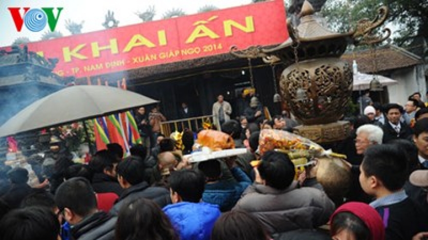 Pilgrims flock to Tran Temple’s seal opening ceremony