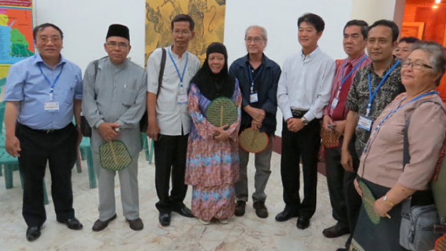 Poet Tran Dang Khoa awarded abroad