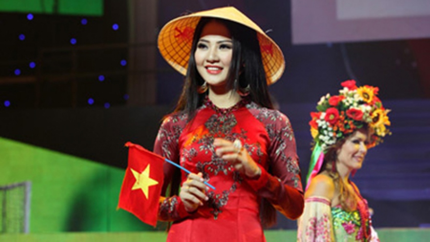 Vietnamese beauty shines at Mrs World pageant