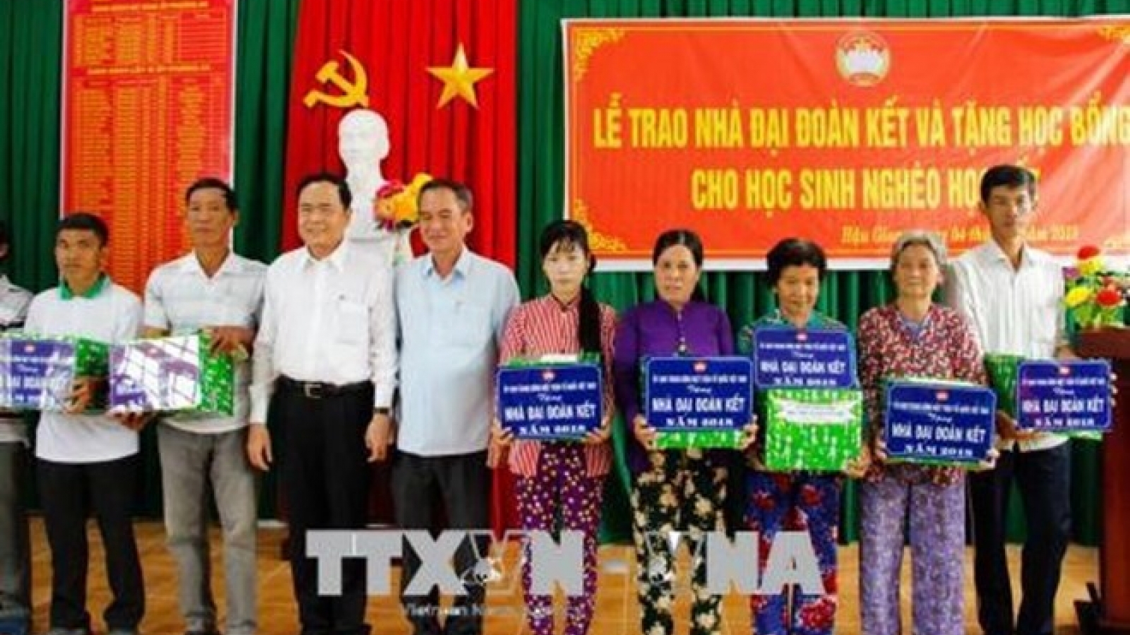 VFF President presents gifts to social policy beneficiaries