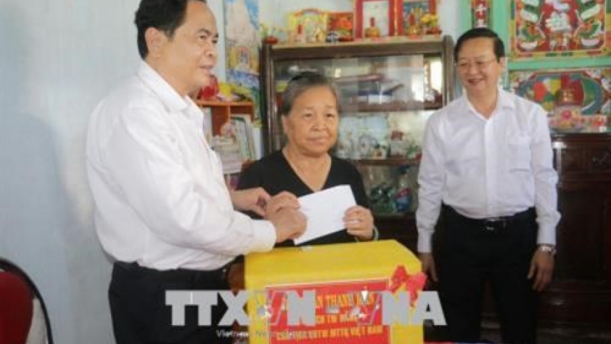 Front leader gives Tet gifts to poor households