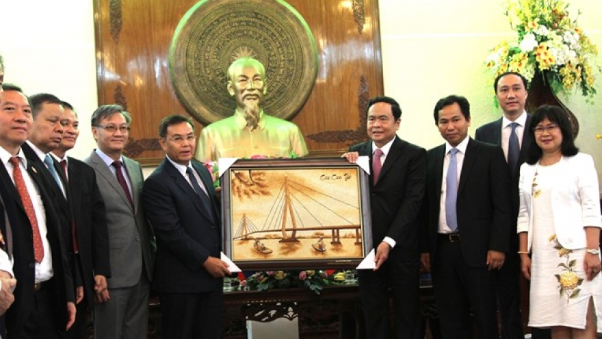 Front leader hosts Lao Front for National Construction delegation