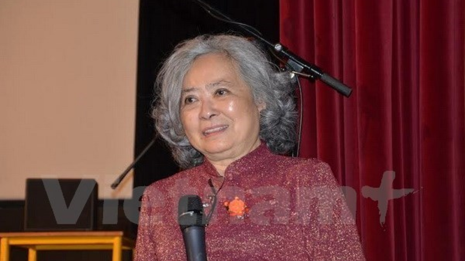 Vietnamese AO victim introduces her autobiography in France