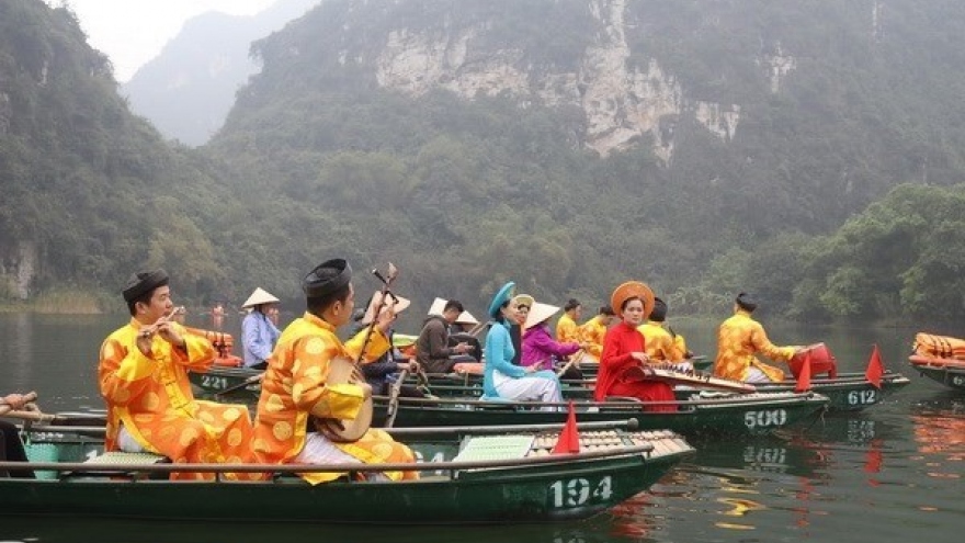Boat tour boosts Trang An tourism