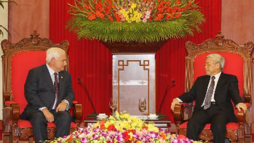 Party Secretary Nguyen Phu Trong receives Lao guest