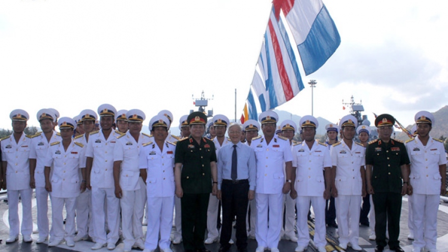 Party chief visits Ly Thai To Gepard-class frigate and Kilo Class submarine