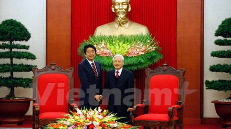 Vietnamese top leaders host Japanese PM