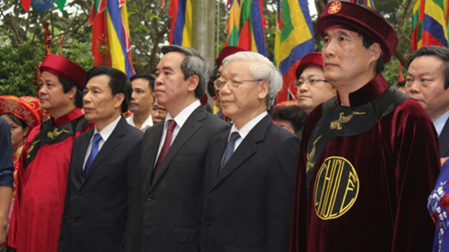 Party leader offers incense in commemoration of the Hung Kings