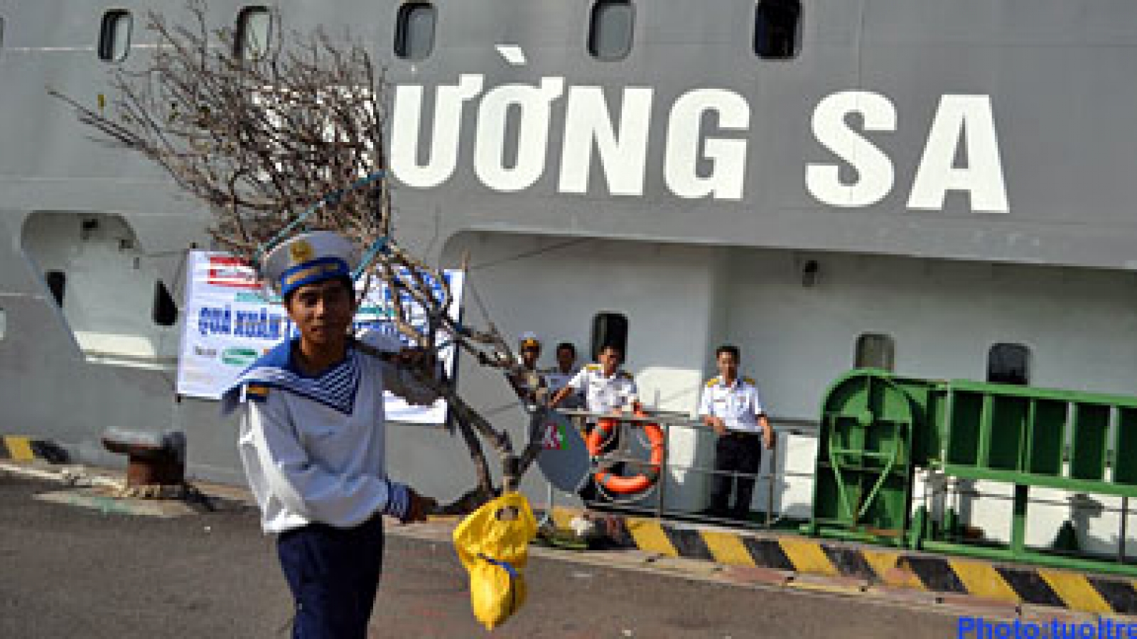 Vietnam calls for peaceful solutions to East Sea disputes