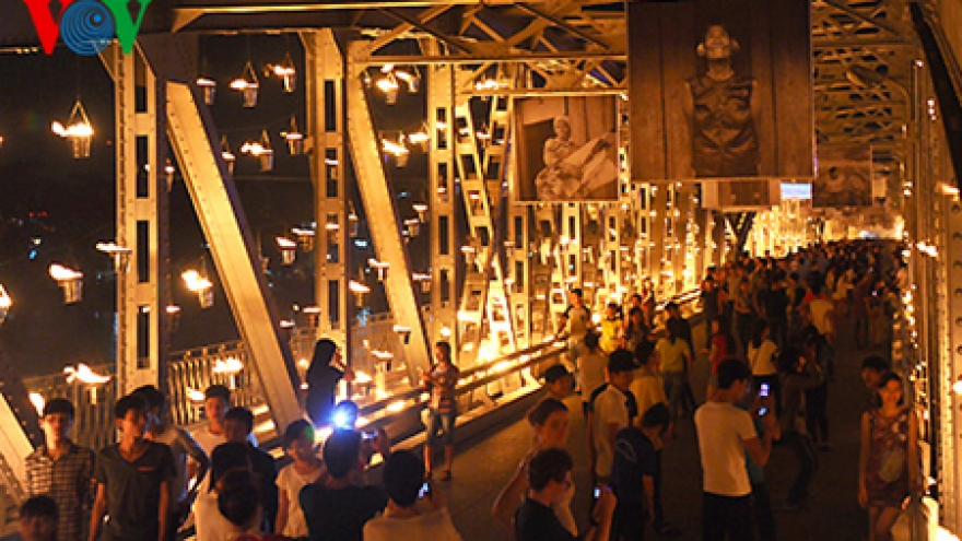 Truong Tien bridge sparkles with 3,000 candles