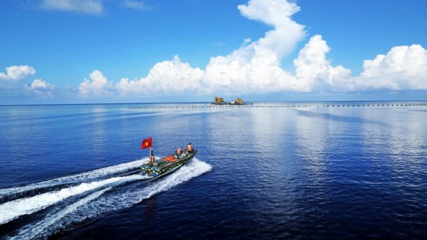 Artists join hands to show love for Truong Sa islands