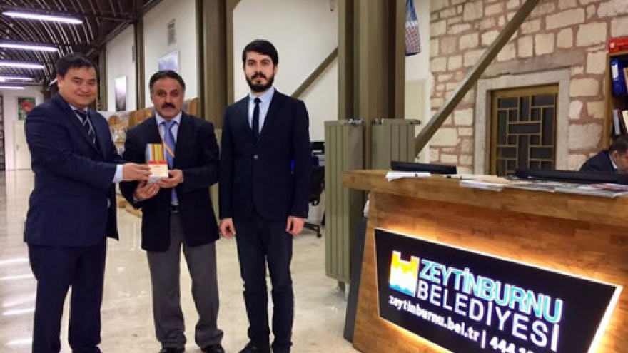 Vietnam Embassy presents books to Turkish library 