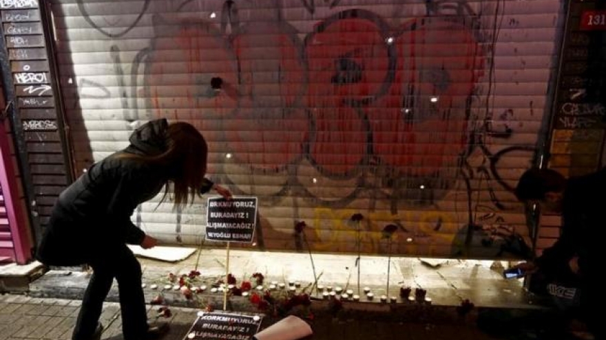 Suicide bomber kills four, wounds 36 in Istanbul shopping district