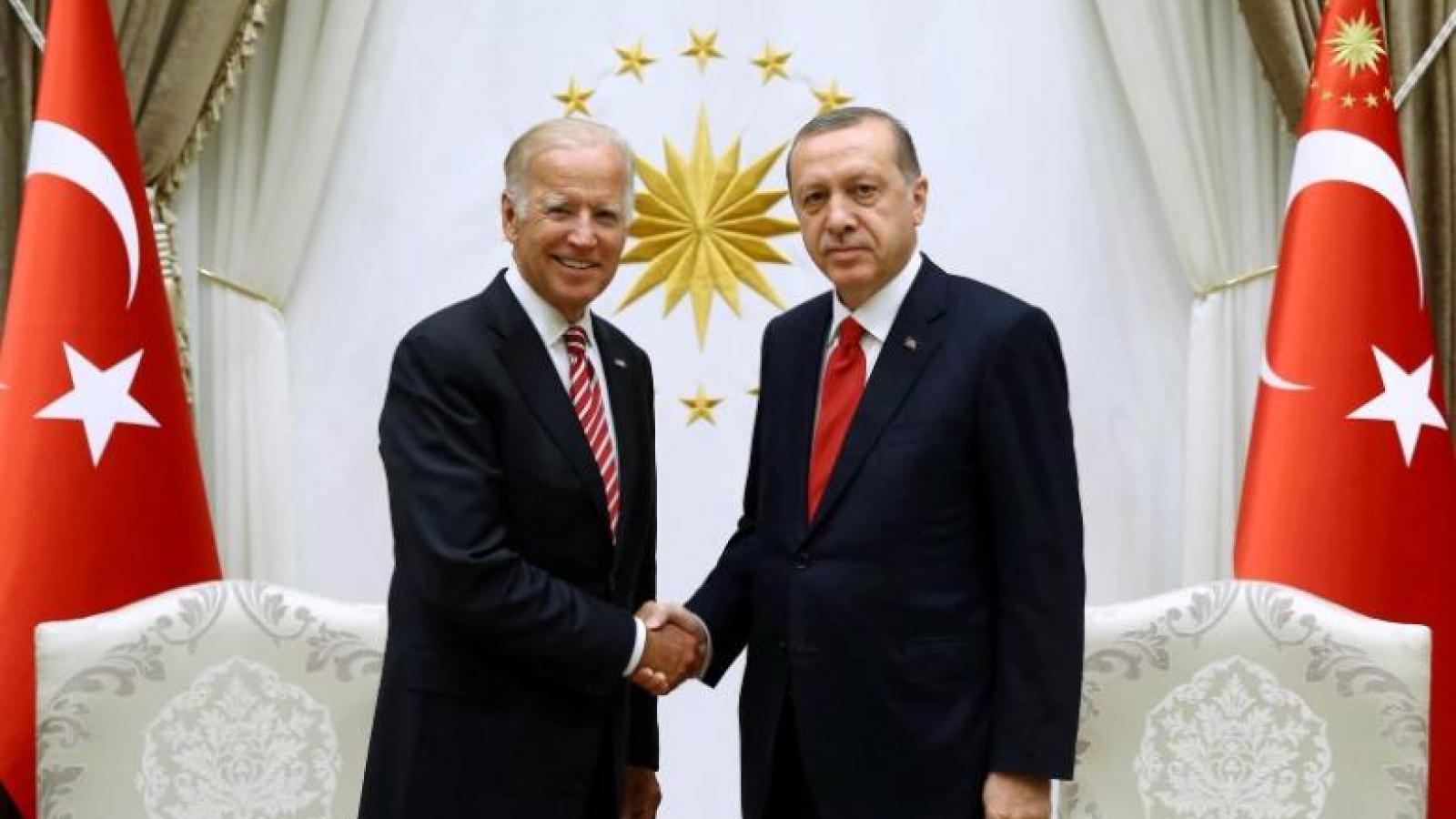 US seeks to soothe Turkey ties, press fight against Islamic State