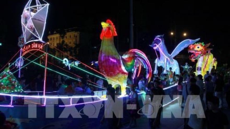 Tuyen Quang lit up with lanterns on city festival kick-off