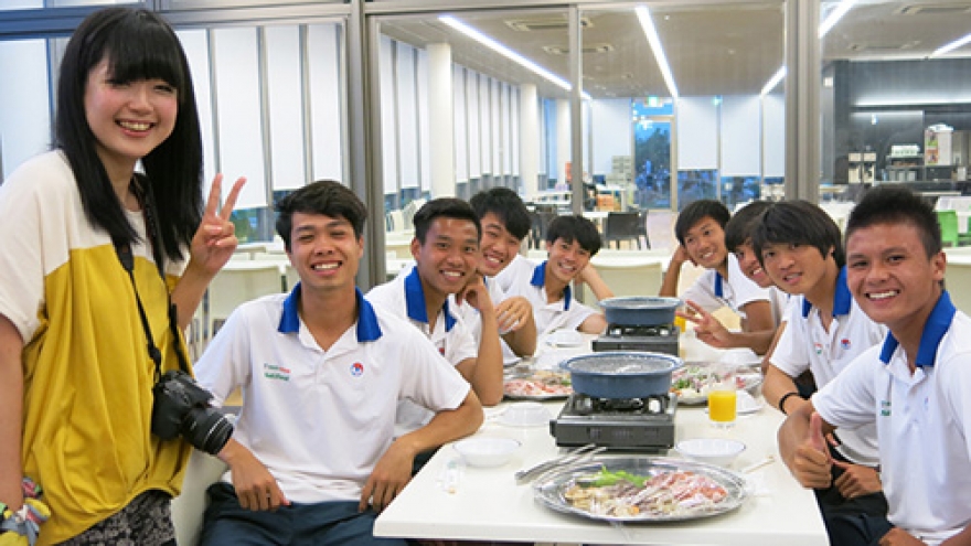 Japanese fan paints portrait of U19 Vietnam team