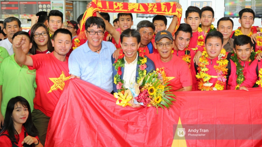 Hundreds welcome back U19 squad at airport