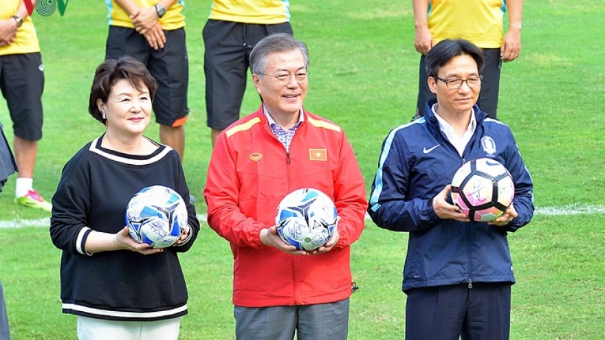 RoK president joins friendly exchange with Vietnam U23 footballers