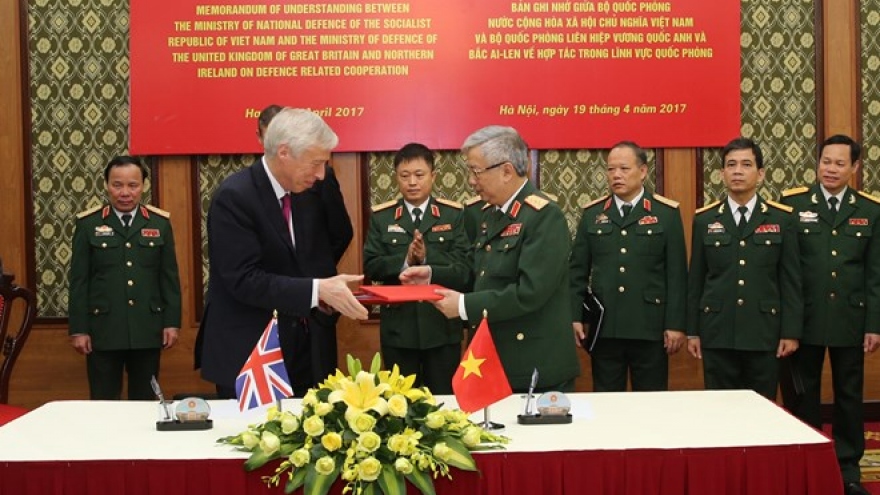 Vietnam, UK boost defence cooperation