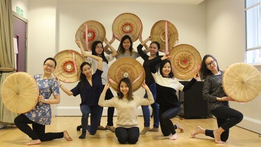 Students in UK promote Vietnamese culture