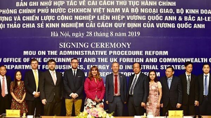 Vietnam, UK sign MoU on administration reform cooperation