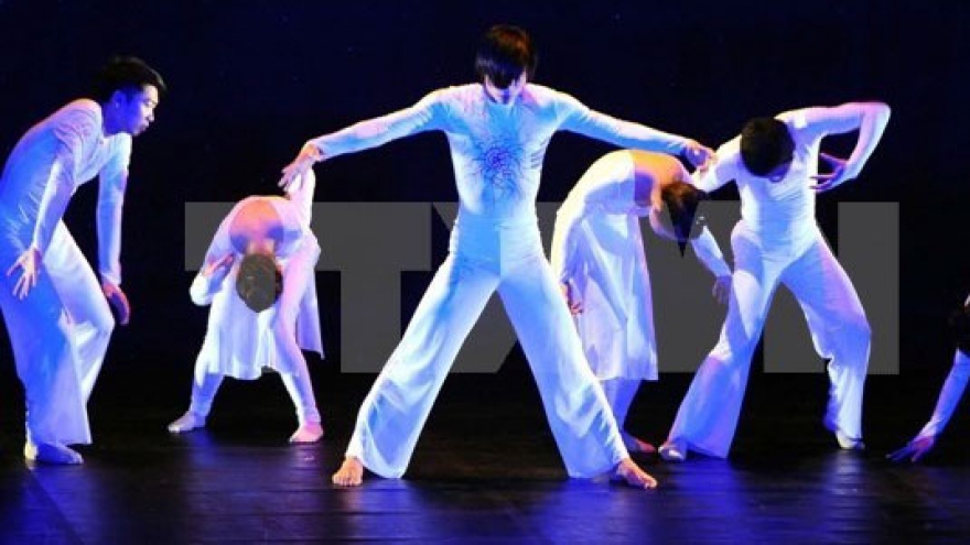 US artists teach dance for Hue students