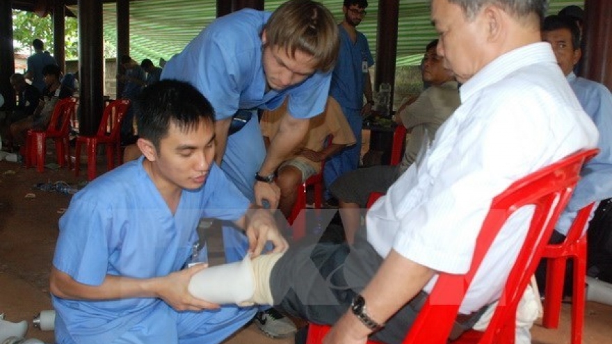 PM receives US medical staff on humanitarian mission in Vietnam