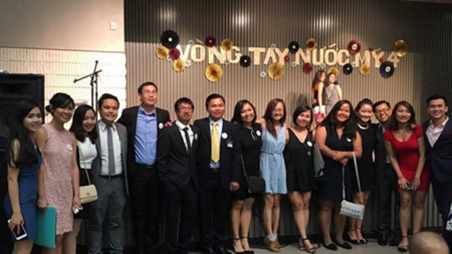 Vietnamese students in US turn hearts to the homeland