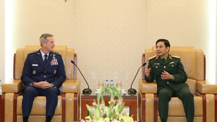 General staff chief Phan Van Giang greets US Pacific Commander