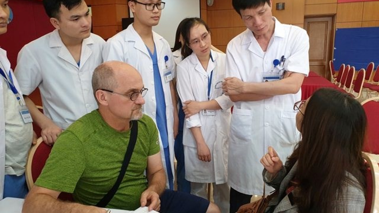 US experts provide plastic surgery for Vietnamese patients