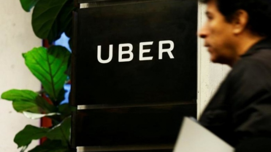 Vietnam bans new carpooling services from Uber, Grab