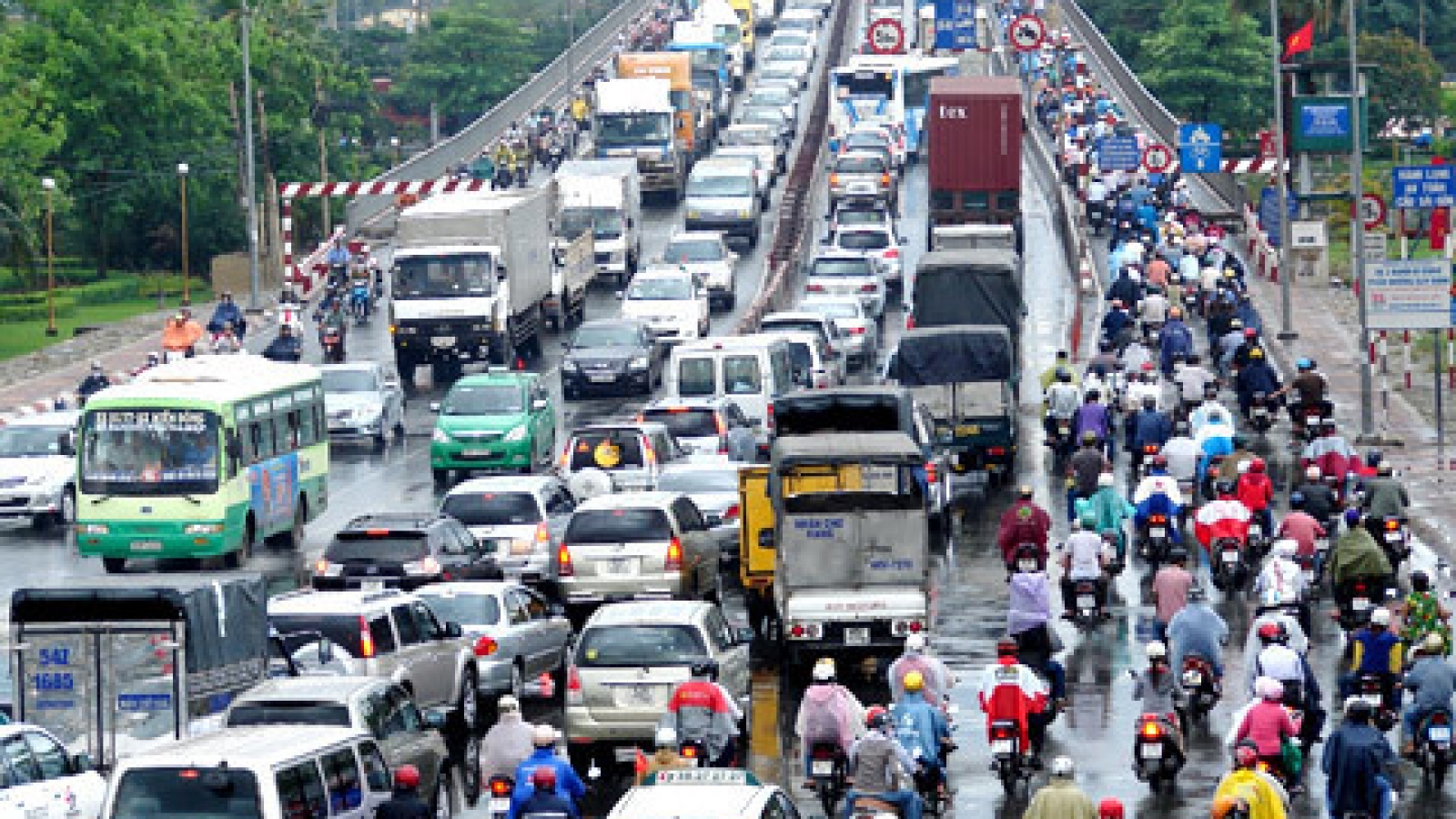 Officials slam Uber, Grab for choking up Saigon streets