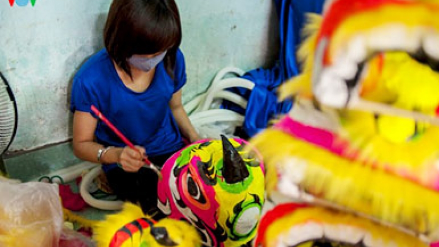 Unicorn head making booms ahead of full-moon festival