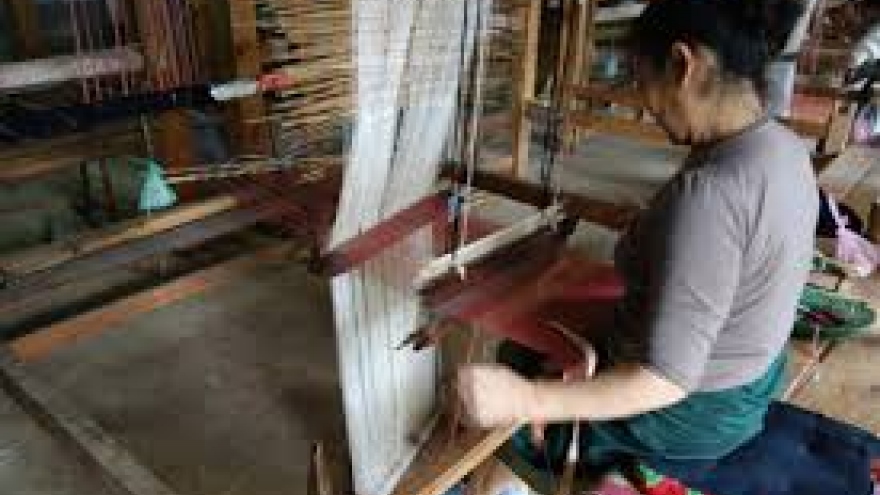 Efforts needed to preserve Lao people’s brocade weaving