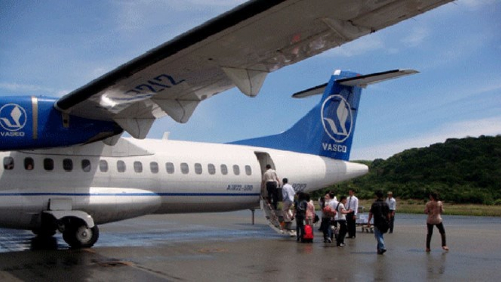  Another plane damaged by cargo truck at Tan Son Nhat