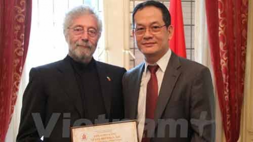 Argentinian supporter of Vietnamese AO victims honoured