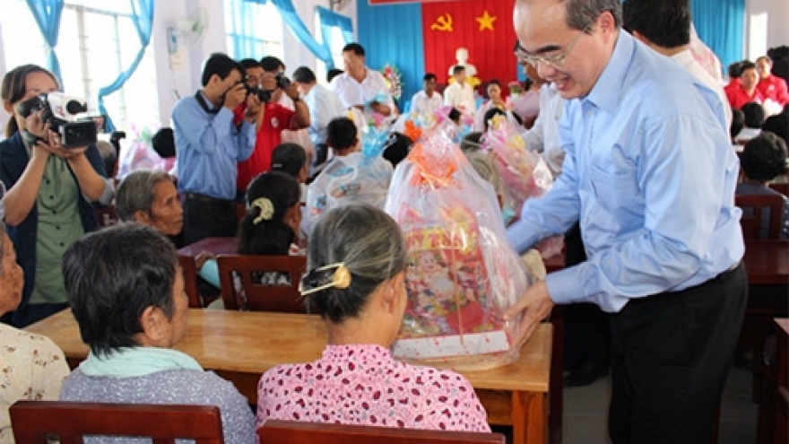 VFF President presents Tet gifts to deprived people in Tra Vinh
