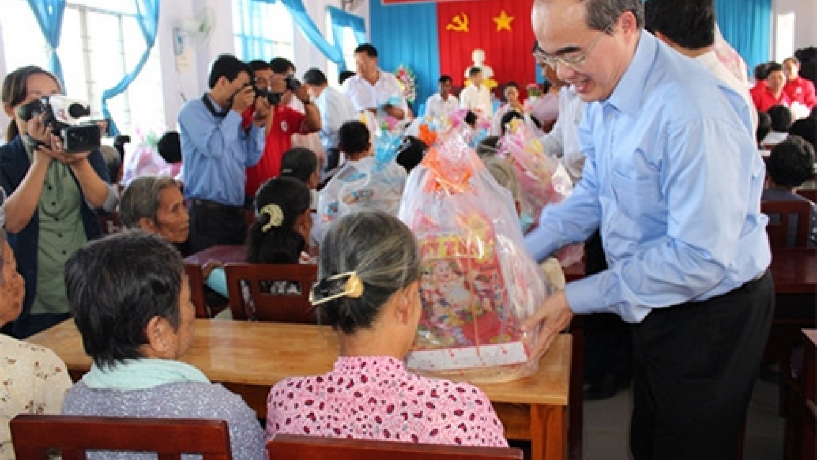 VFF President presents Tet gifts to deprived people in Tra Vinh