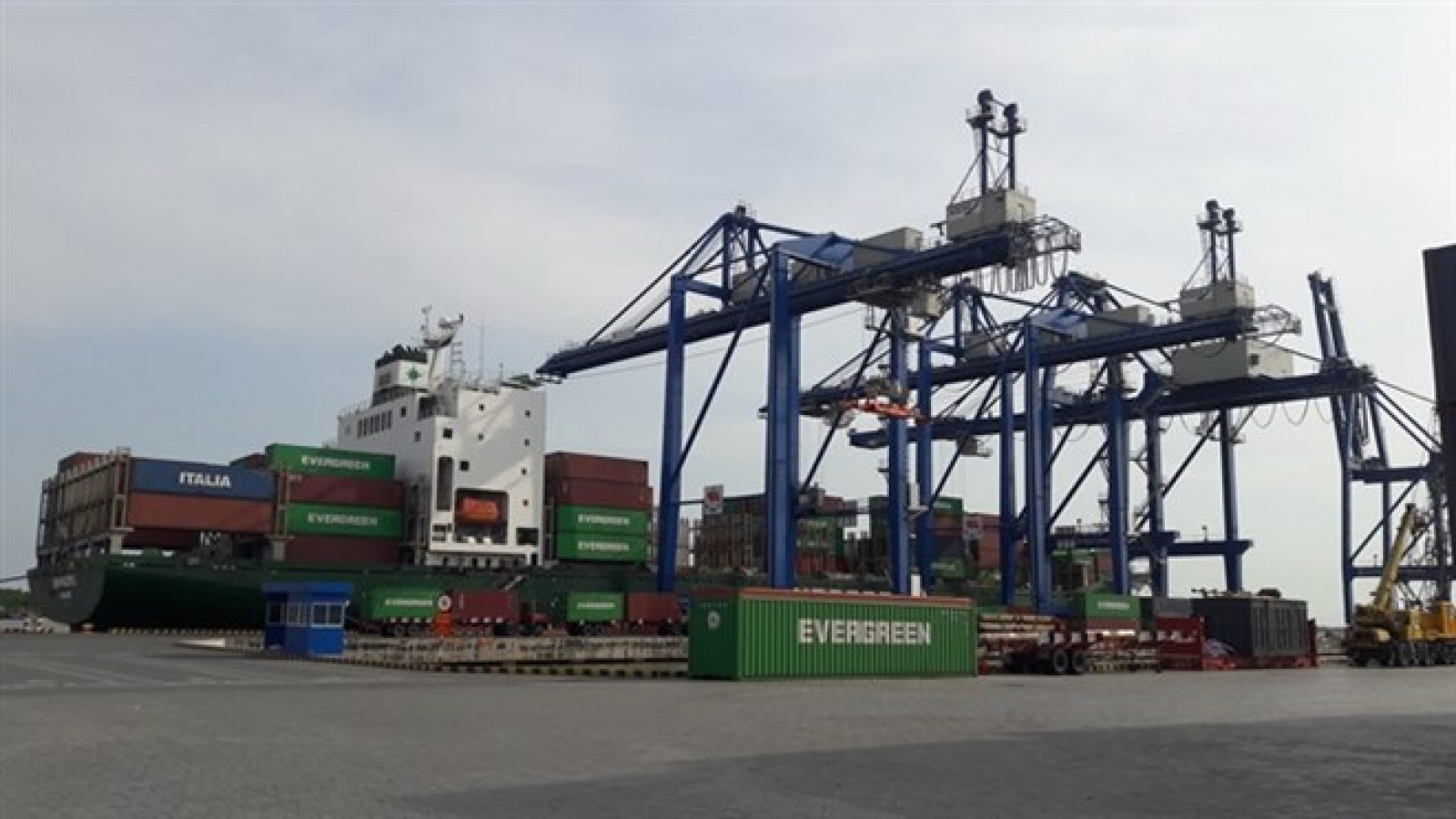 Ministry plans to limit cargo at HCM City port