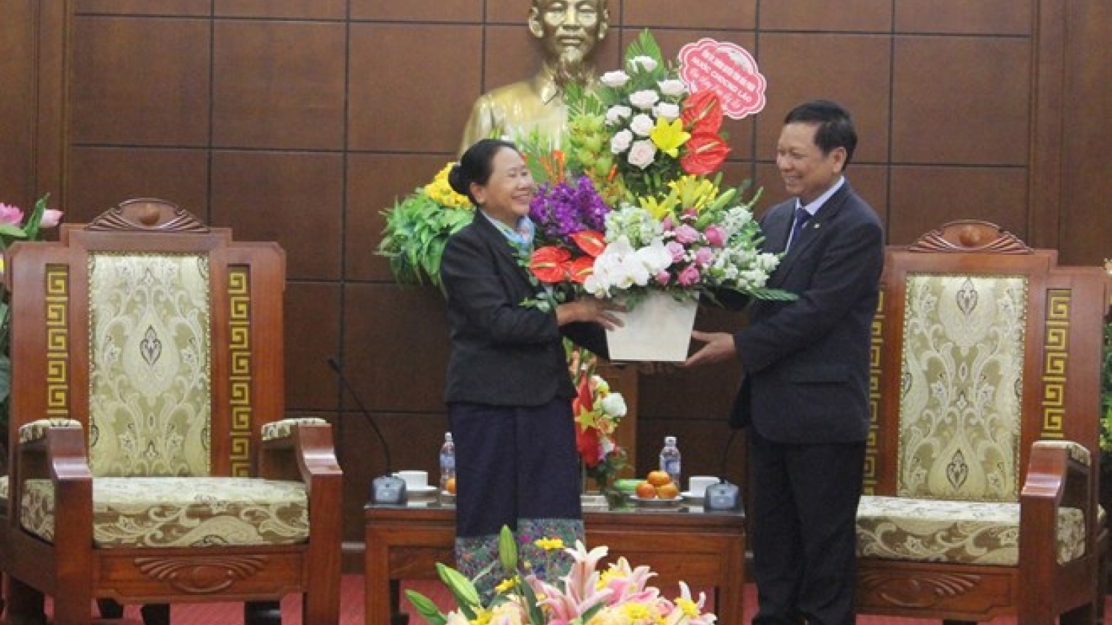 Lao delegation pays Tet visit to Hoa Binh