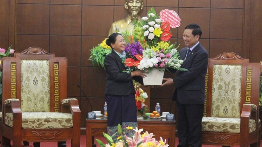 Lao delegation pays Tet visit to Hoa Binh